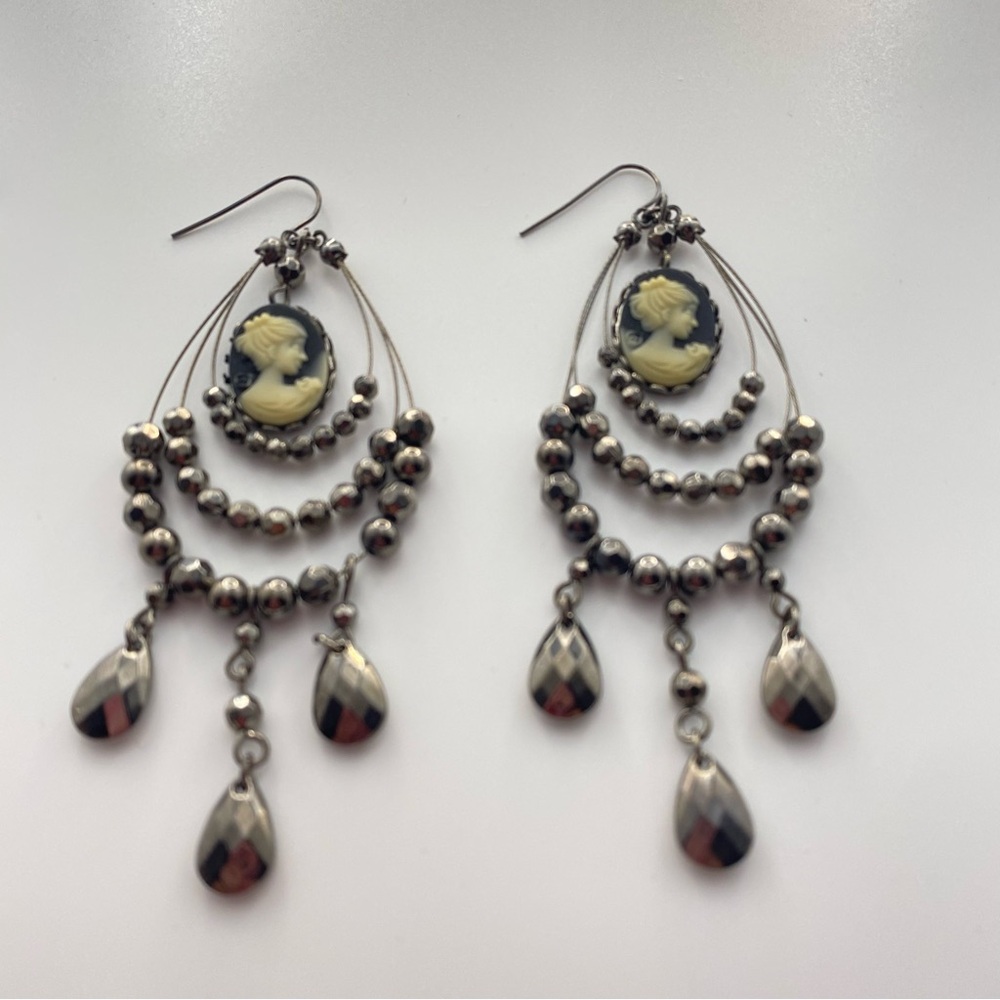 Cameo Earrings Chandelier 3.5“ Dangle Beaded Black Wire Hooks Pierced